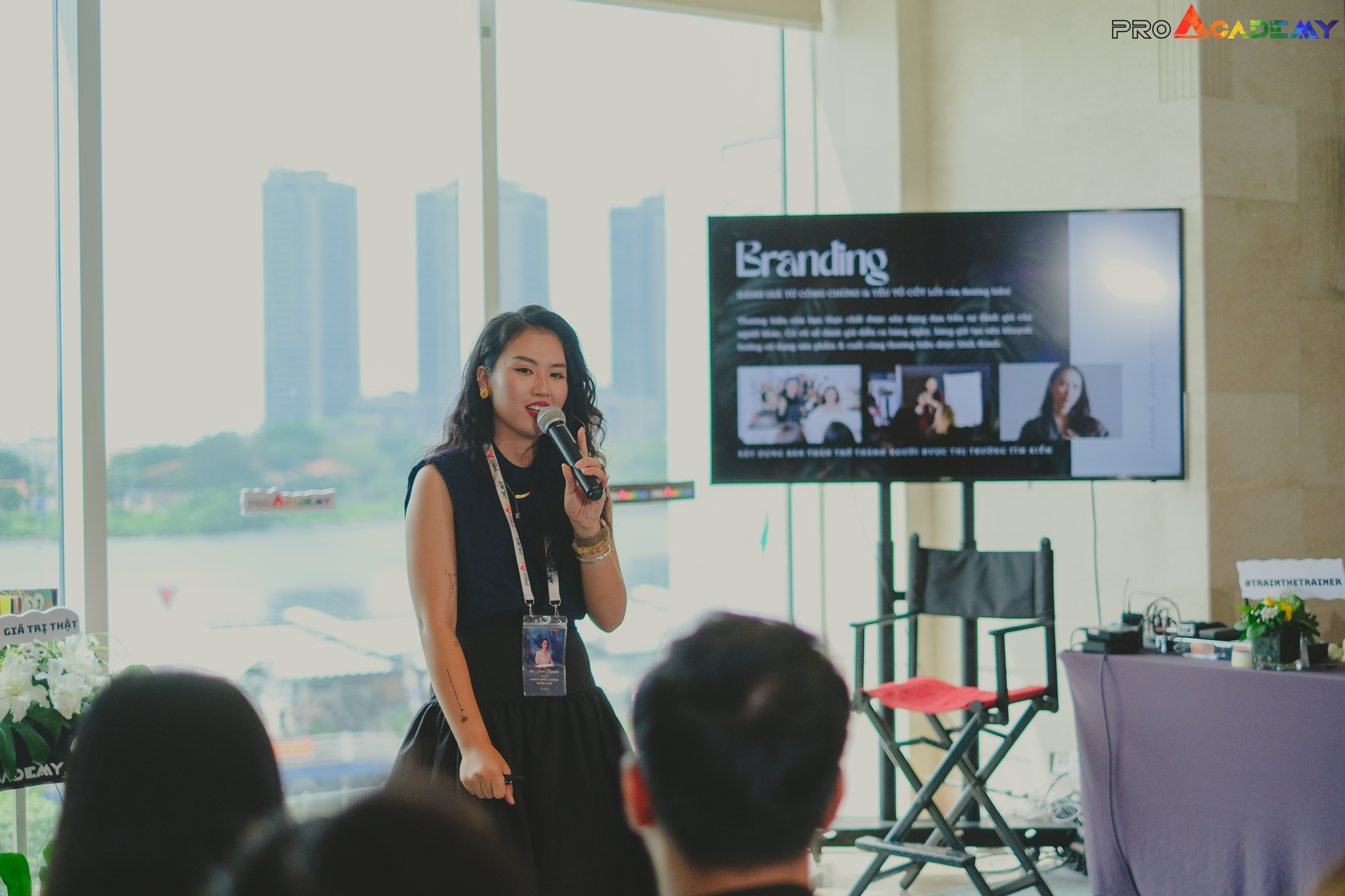 Nguyễn Thùy Nhung — CEO ISTAR Creative Solutions đang đào tạo cho doanh nghiệp đối tác